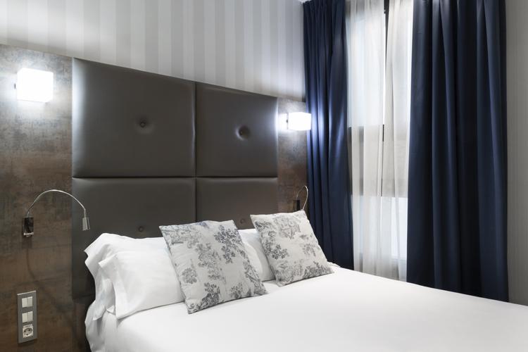 SMALL DOUBLE INTERIOR ROOM
